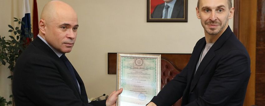 Глава региона Игорь Артамонов вручил свидетельство о получении статуса резидента особой экономической зоны «Липецк».