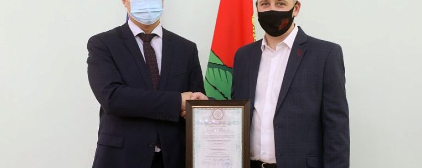 Дмитрий Аверов вручил свидетельство резидента ОЭЗ «Липецк» Григорию Фролову, генеральному директору ООО «Август Логистика»