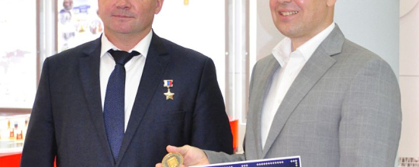 Герой России, летчик- космонавт Юрий Лончаков вручил руководству ОЭЗ «Липецк» памятный знак, облетевший Землю