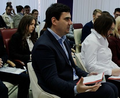 Директор агентства инвестиционного развития региона Александр Базаев оценил бизнес-проекты липецких школьников